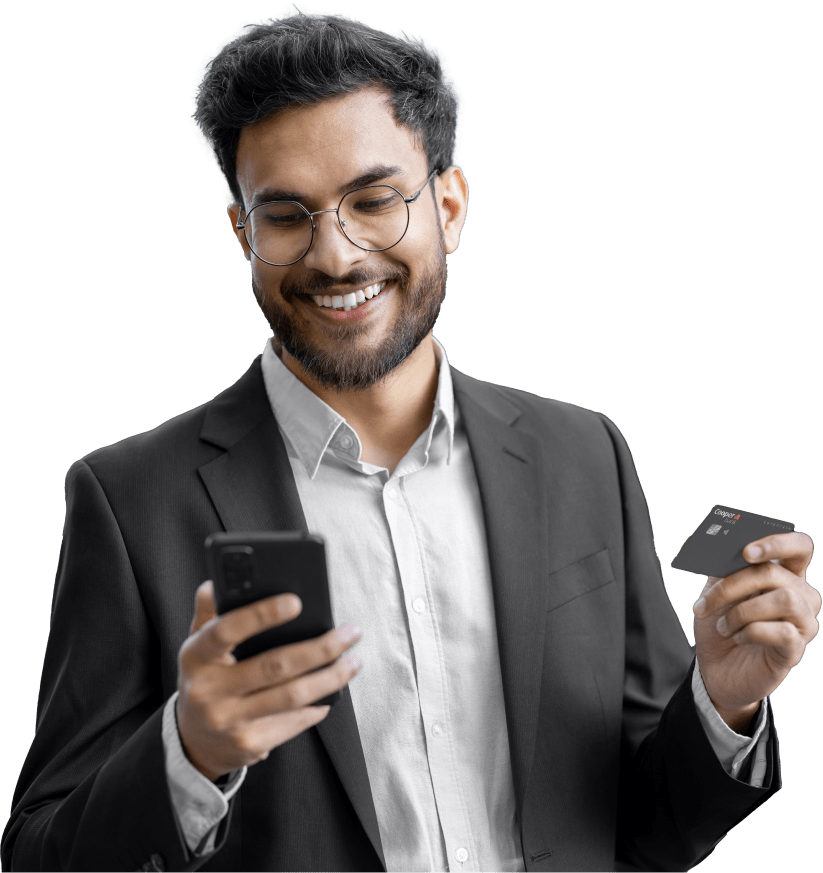 Homem segurando cartão e olhando para o celular