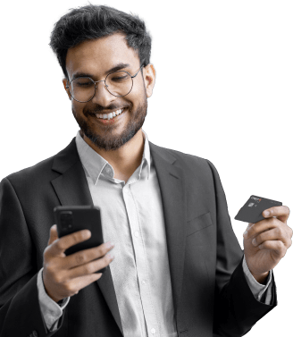 Homem segurando cartão e olhando para o celular